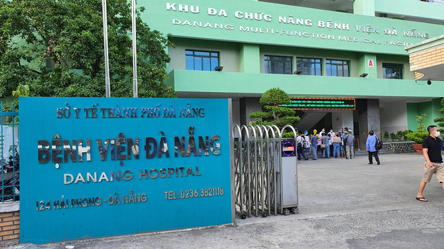 Xúc động y bác sĩ “vỡ òa hạnh phúc” giây phút Bệnh viện Đà Nẵng dỡ lệnh phong tỏa - Ảnh 2. Xúc động y bác sĩ “vỡ òa hạnh phúc” giây phút Bệnh viện Đà Nẵng dỡ lệnh phong tỏa - Ảnh 2.