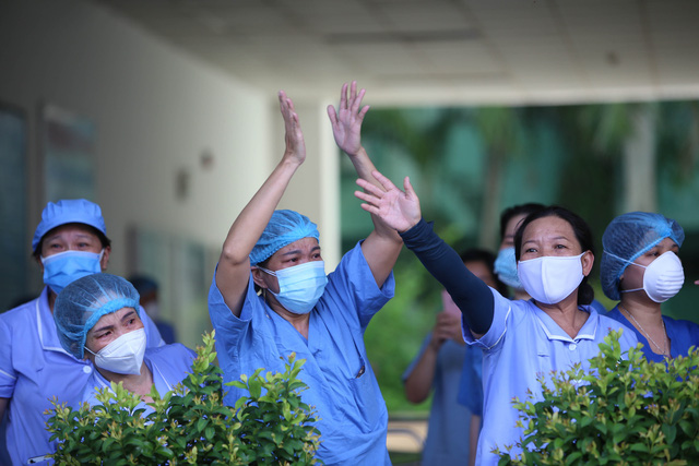 Xúc động y bác sĩ “vỡ òa hạnh phúc” giây phút Bệnh viện Đà Nẵng dỡ lệnh phong tỏa - Ảnh 6. Xúc động y bác sĩ “vỡ òa hạnh phúc” giây phút Bệnh viện Đà Nẵng dỡ lệnh phong tỏa - Ảnh 6.