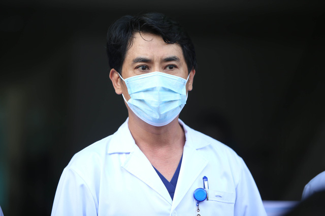 Xúc động y bác sĩ “vỡ òa hạnh phúc” giây phút Bệnh viện Đà Nẵng dỡ lệnh phong tỏa - Ảnh 8. Xúc động y bác sĩ “vỡ òa hạnh phúc” giây phút Bệnh viện Đà Nẵng dỡ lệnh phong tỏa - Ảnh 8.