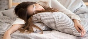 7 thói quen xấu khi ngủ hủy hoại sức khỏe và khiến bạn trở nên xấu xí hơn, đặc biệt là điều cuối cùng