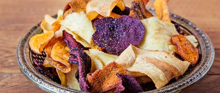 Khoai tây, khoai lang hay thậm chí củ cải đường đều có thể sấy khô, tạo nên những lát snack “siêu đỉnh”