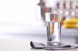 10 lợi ích bất ngờ khi bạn uống đủ nước