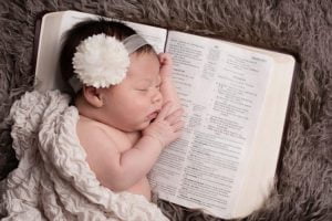 Lợi ích bất ngờ của việc đọc sách cho trẻ sơ sinh